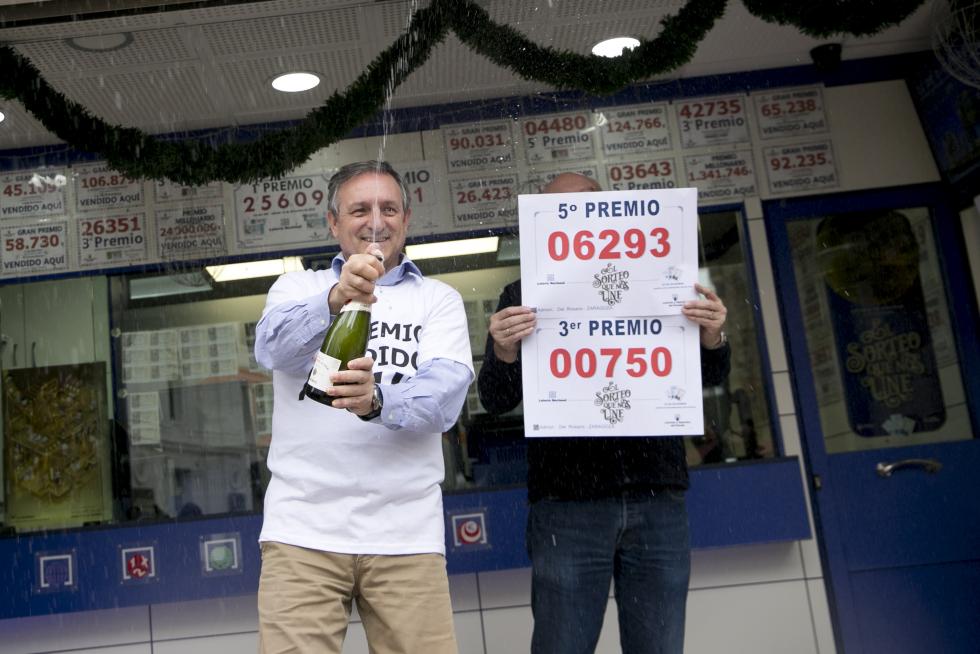 Celebraci&oacute;n de los premios de loter&iacute;a de Navidad 2019 en las administraciones de Zaragoza